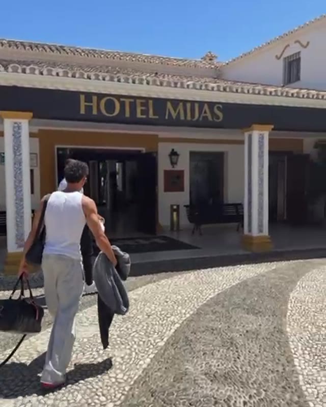 Players arriving at the hotel